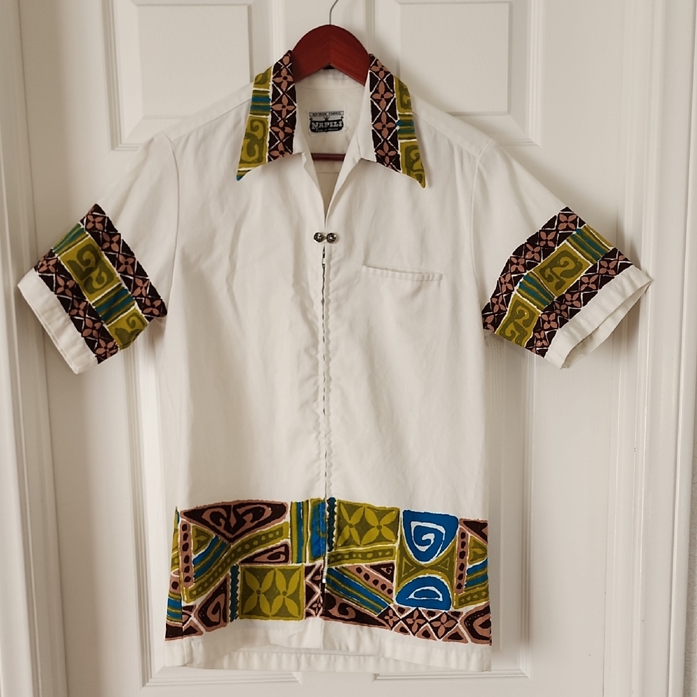 Vintage NAPILI Hawaiian Short Sleeve Shirt - White w/ Bold Graphics, Size M